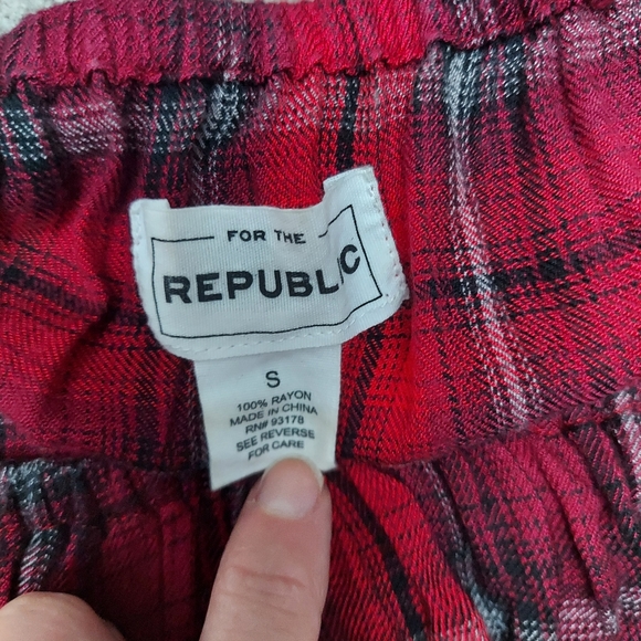 For the Republic Women's Off the Shoulder Flowy Blouse - Picture 5 of 8